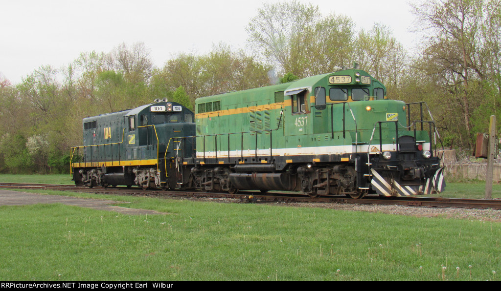 Ohio South Central Railroad (OCSR) 104 & 4537